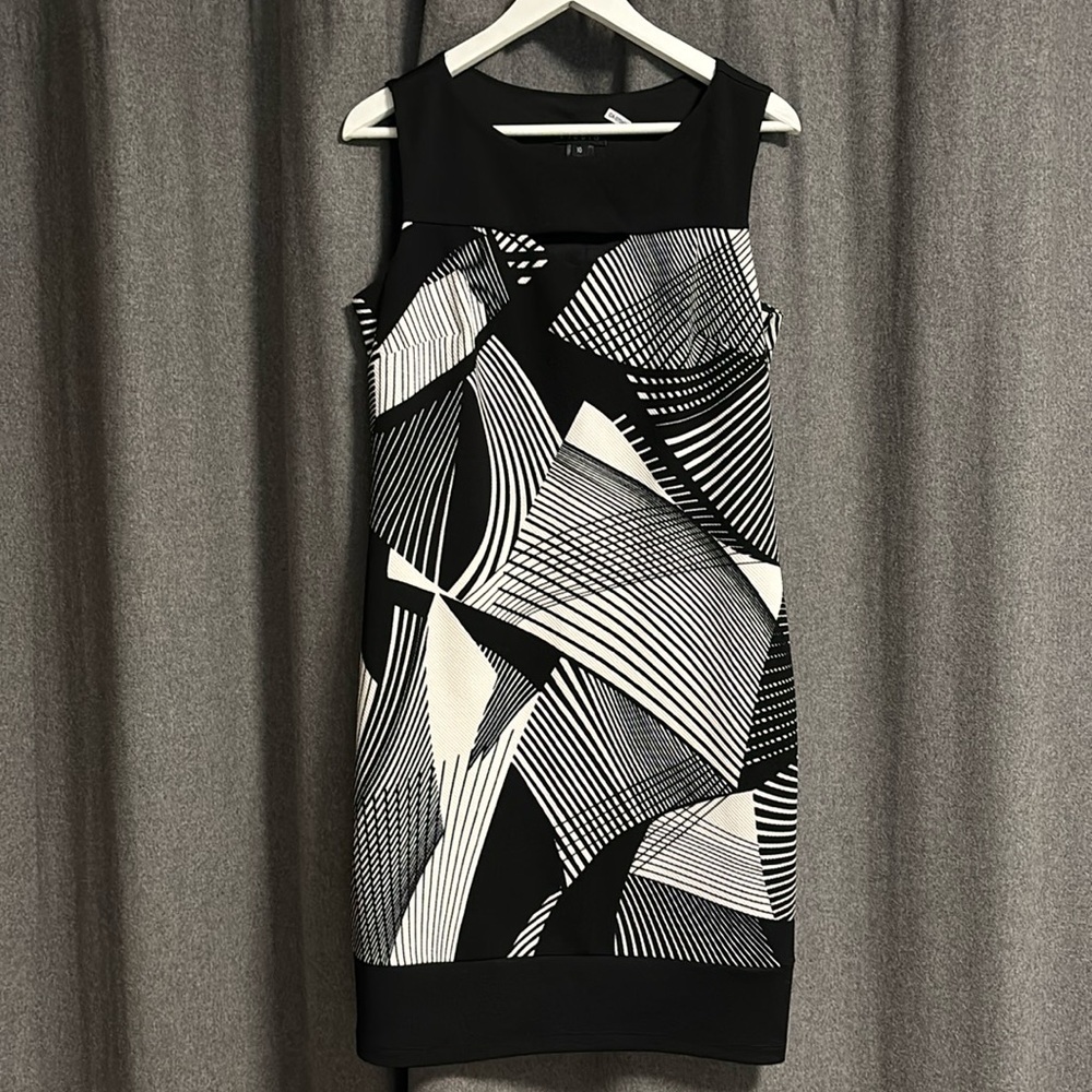 Sleeveless black and white dress